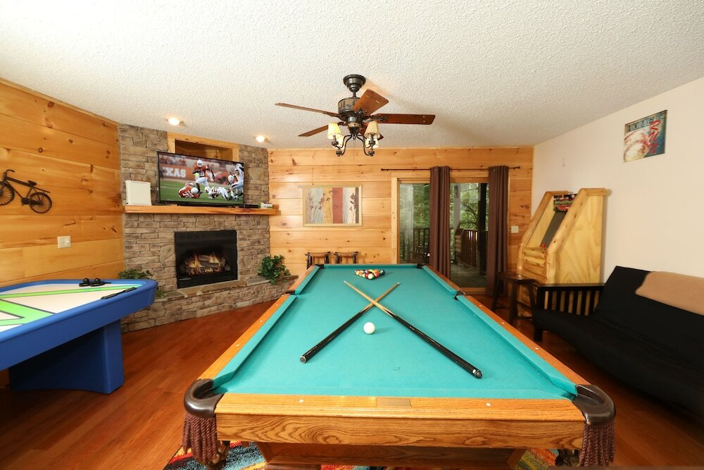 Фото Majestic Manor - Five Bedroom Cabin