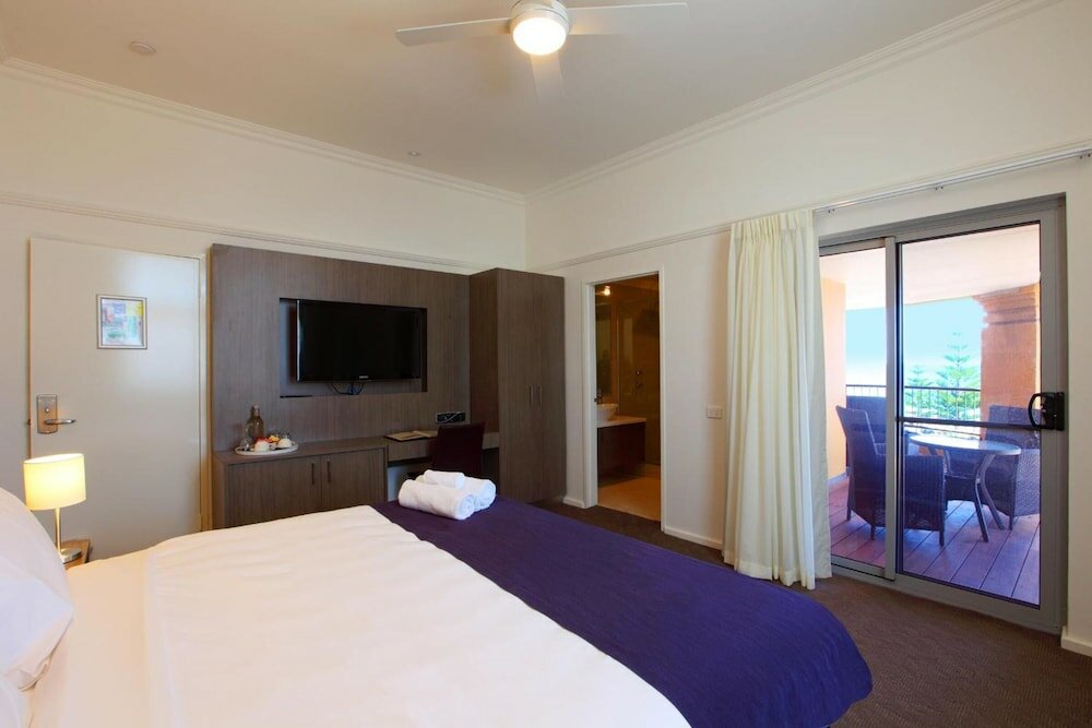 Фото Cottesloe Beach Hotel