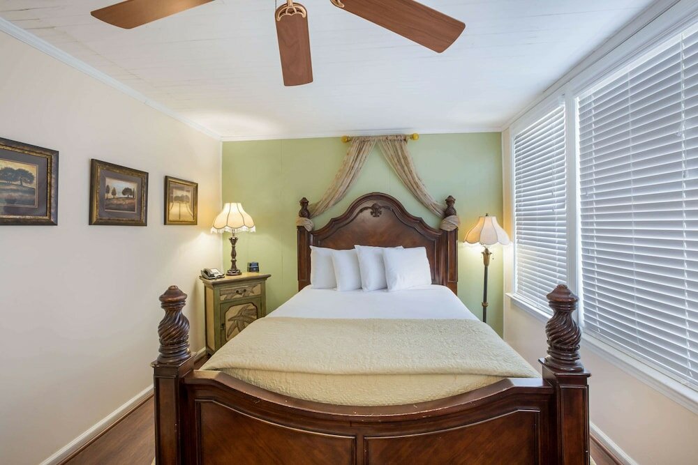 Фото Coombs Inn & Suites