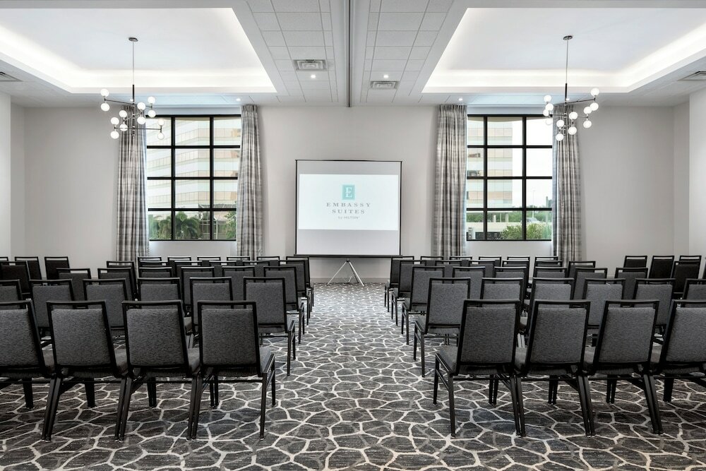 Фото Embassy Suites by Hilton Tampa Airport Westshore