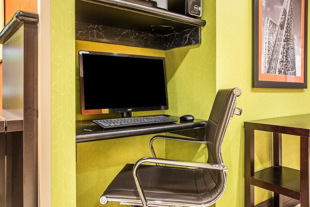 Фото Comfort Inn & Suites Kansas City - Northeast