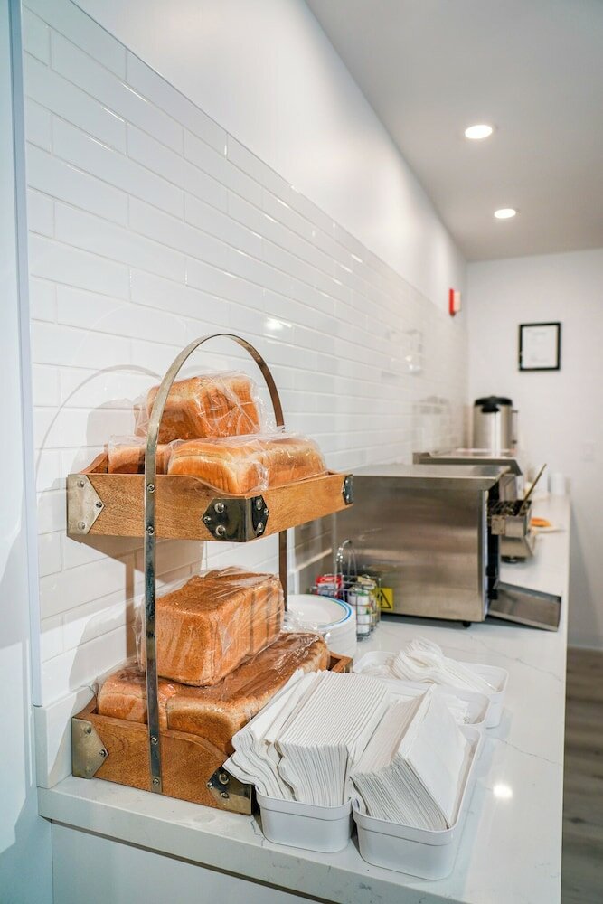 Фото West Edmonton Mall Inn