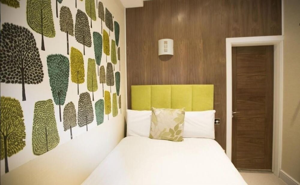 Фото Cheshire Hotel Central London