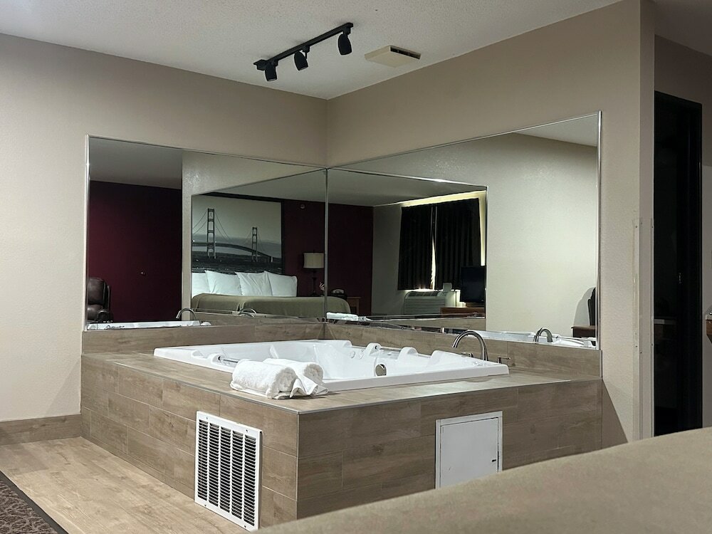 Фото Super 8 by Wyndham West Branch