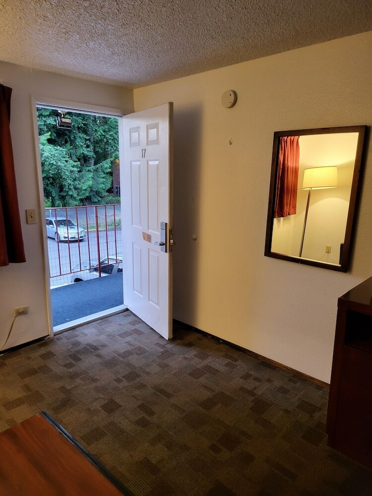 Фото Smokey Point Motor Inn