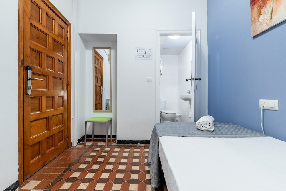 Фото Hostal Forum Tarragona