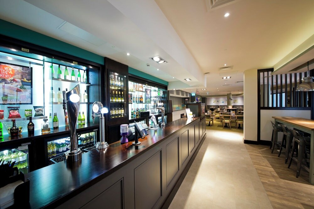 Фото Premier Inn Edinburgh City Centre Royal Mile