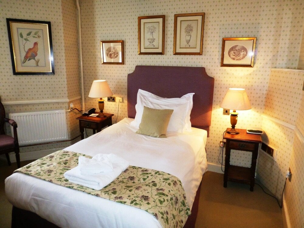 Фото The Bear Hotel