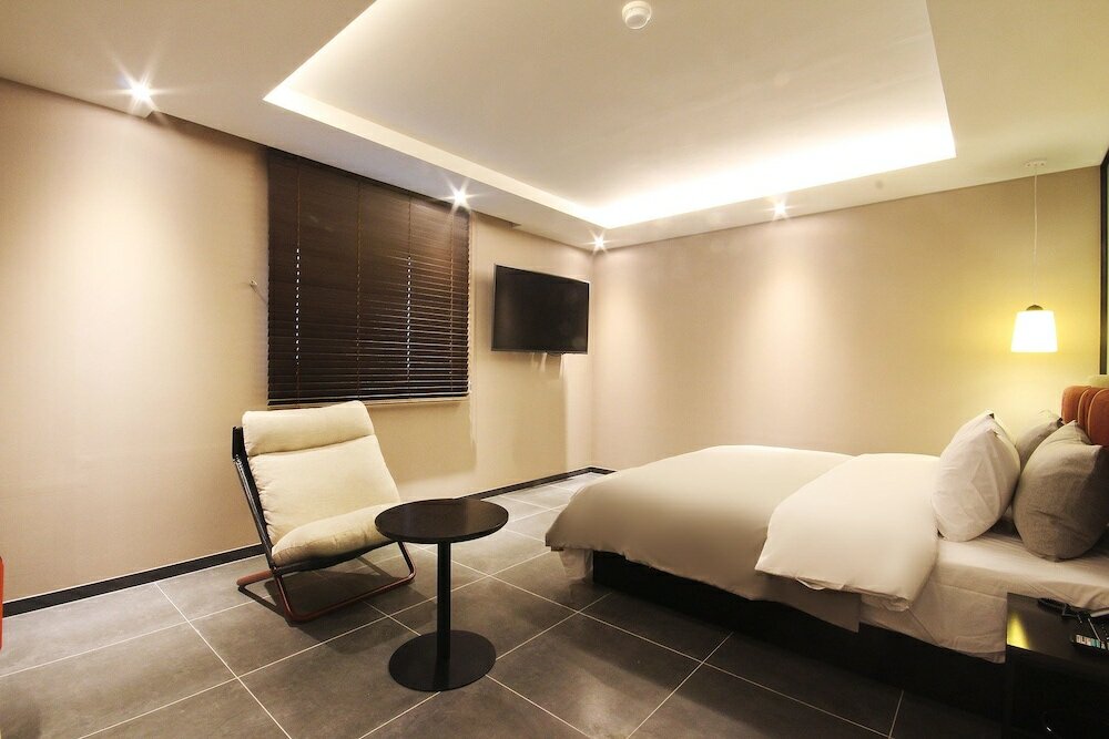 Фото Brown-Dot Seomyeon 1