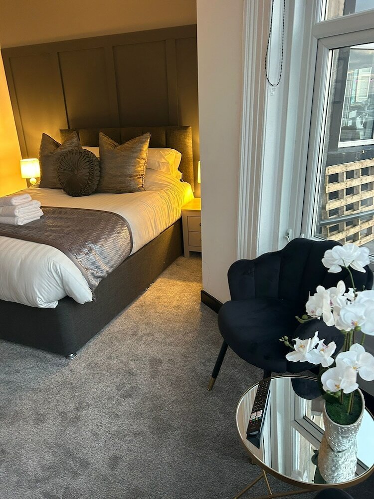 Фото Woodhouse Hotel