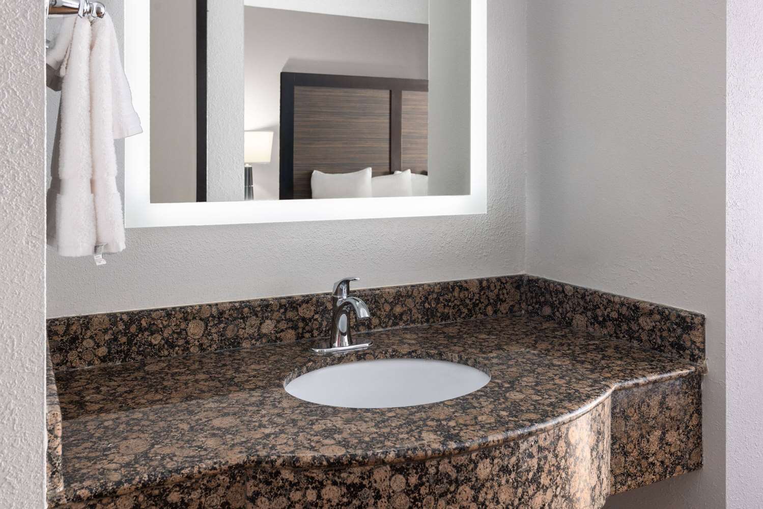 Фото La Quinta Inn by Wyndham Buffalo Airport