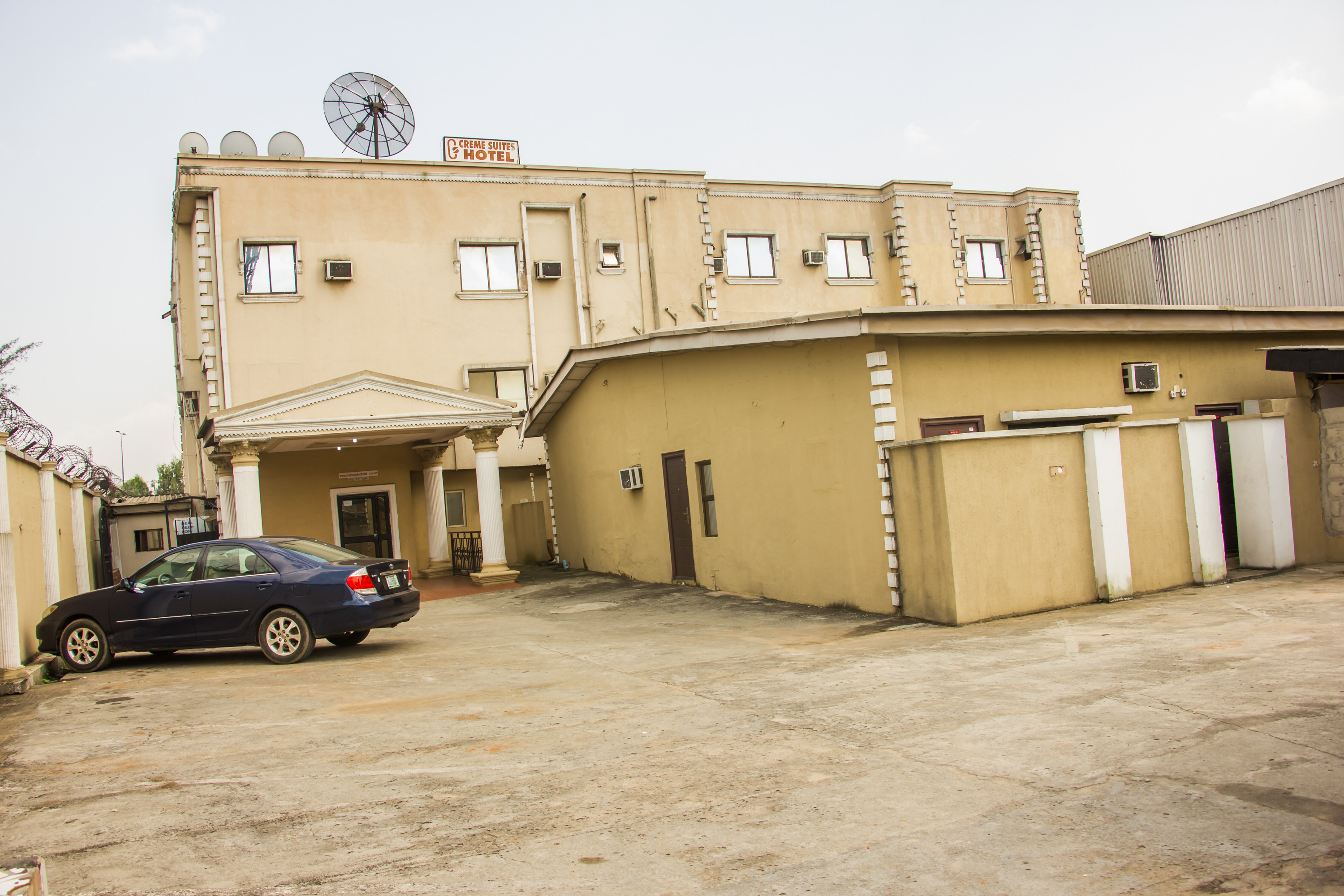 Фото Creme Suites & Hotel