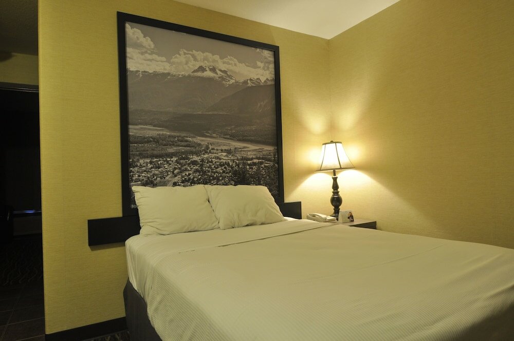 Фото Super 8 by Wyndham Revelstoke Bc