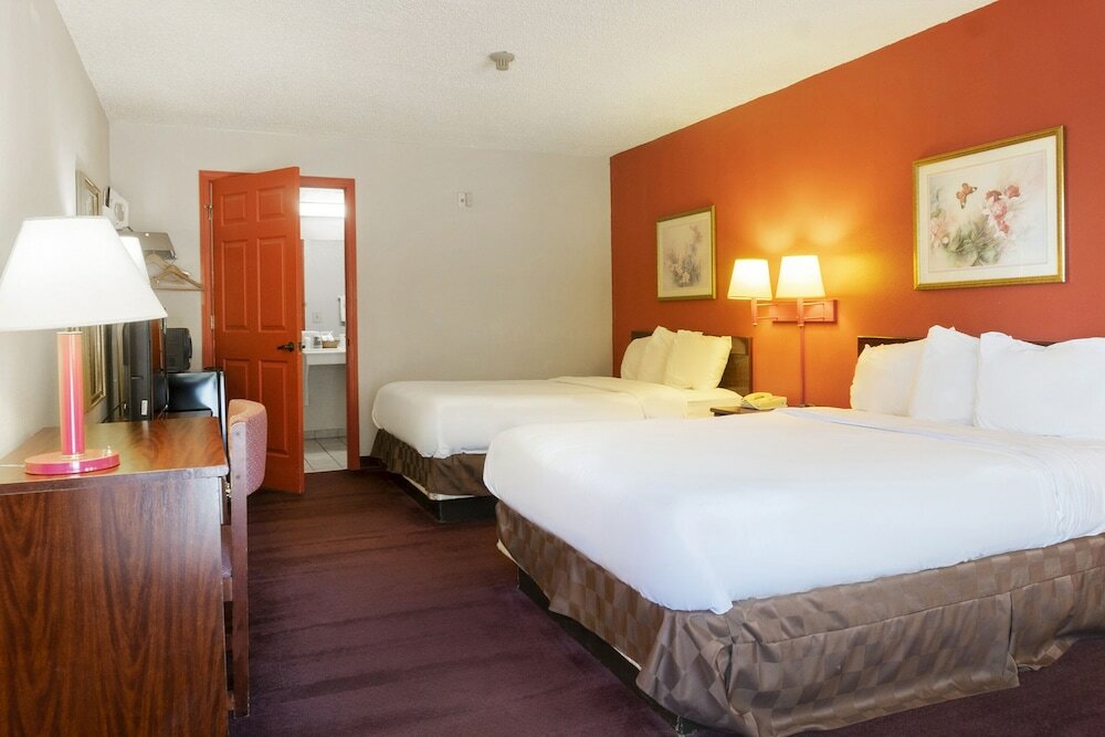 Фото Oyo Hotel Adairsville Hwy 140