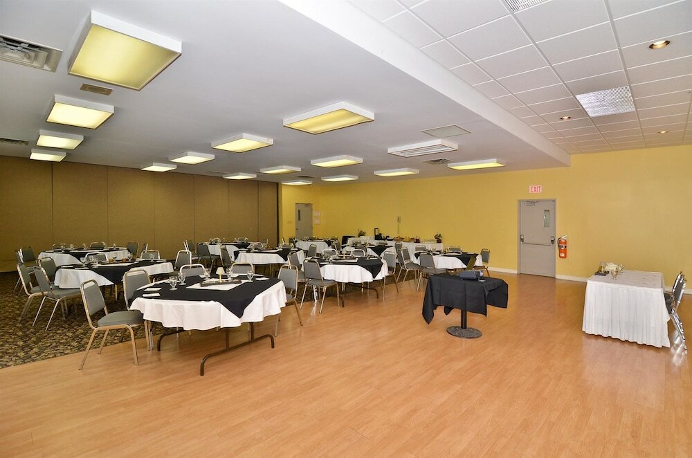 Фото Days Inn & Conference Centre by Wyndham Renfrew