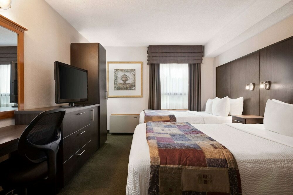 Фото Days Inn & Conference Centre by Wyndham Renfrew