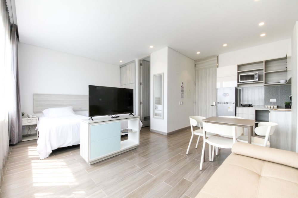 Фото Azure Lofts & Pool Hotel