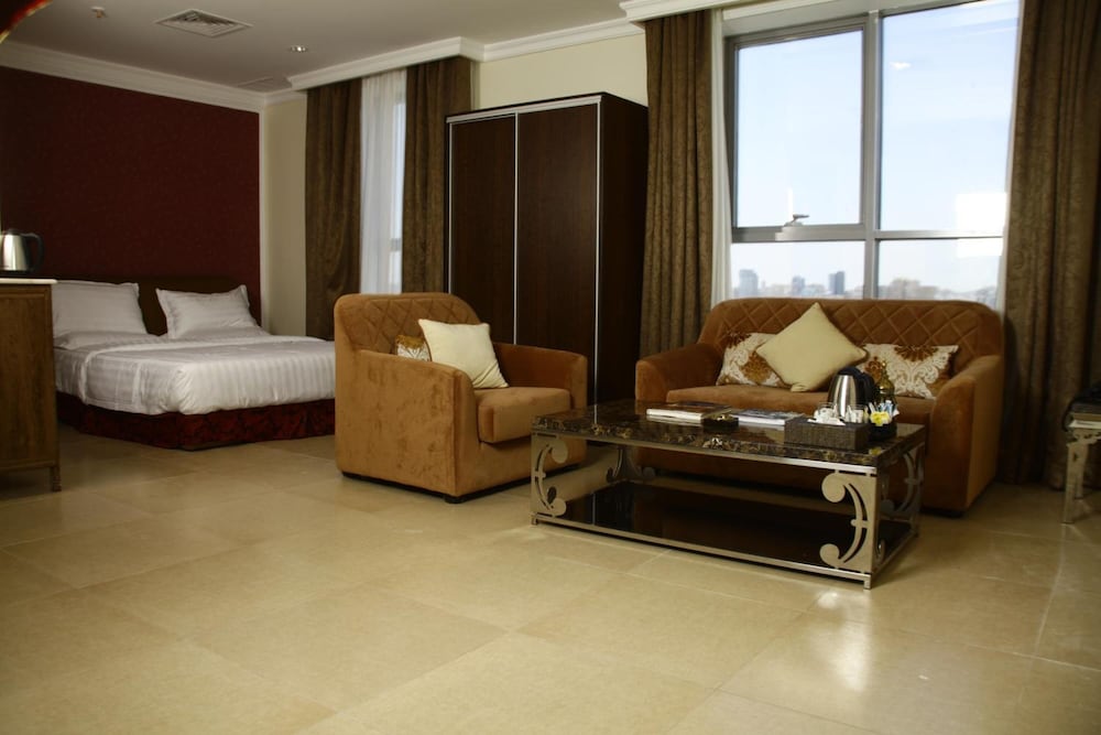 Фото Laguna Hotel Suites