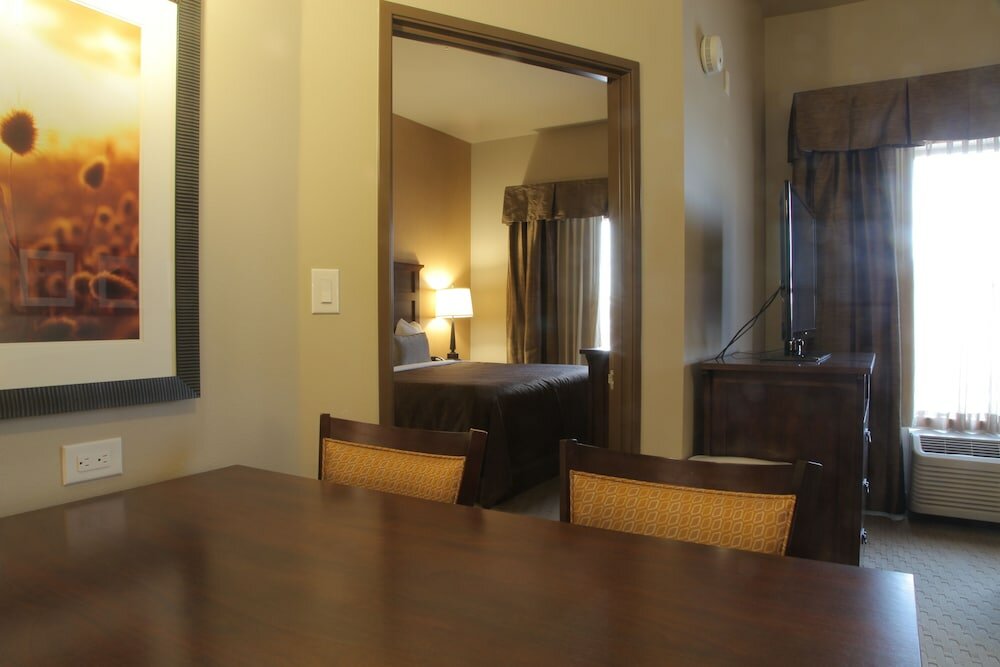 Фото Teddy's Residential Suites Watford City