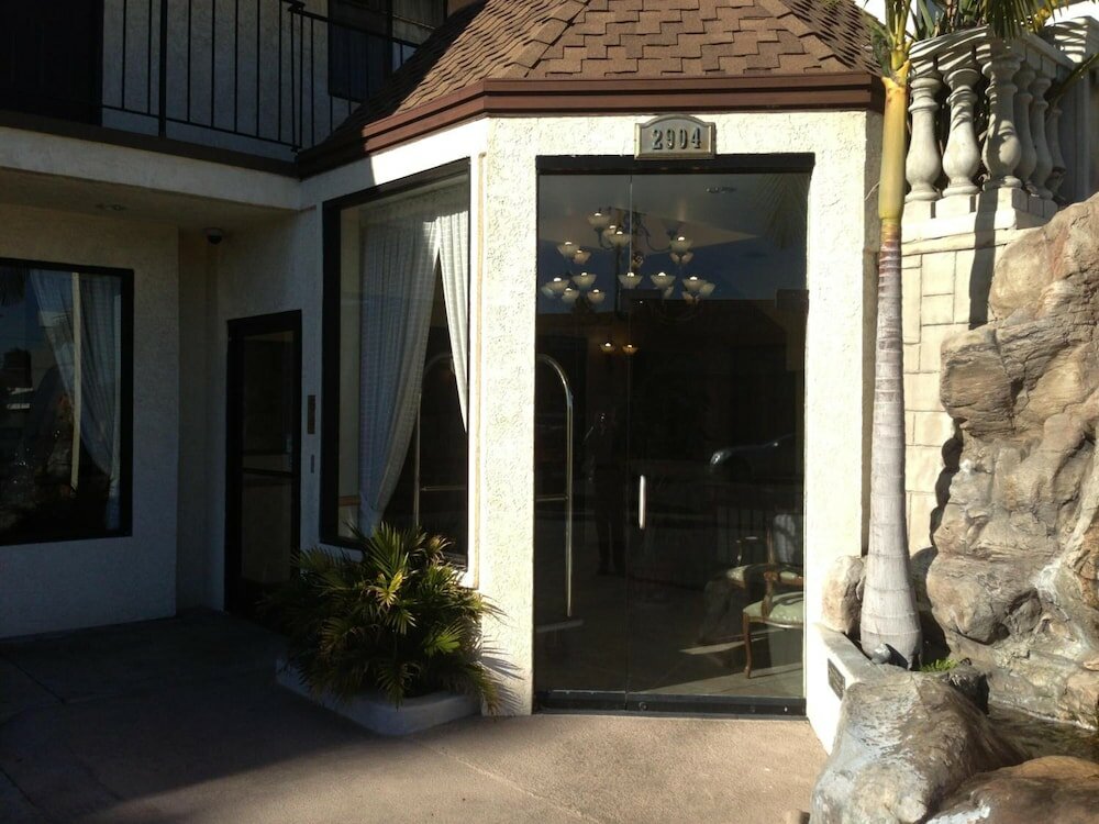 Фото Jolly Roger Hotel