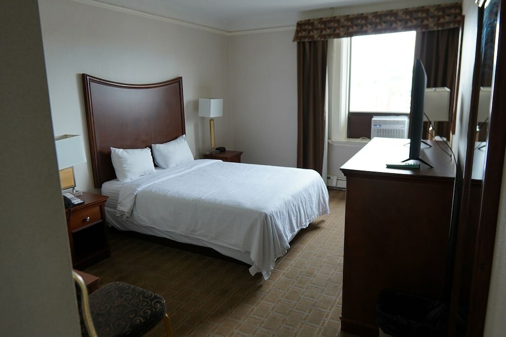 Фото Prince Arthur Waterfront Hotel & Suites