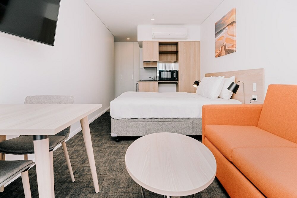 Фото Toms Court Hotel