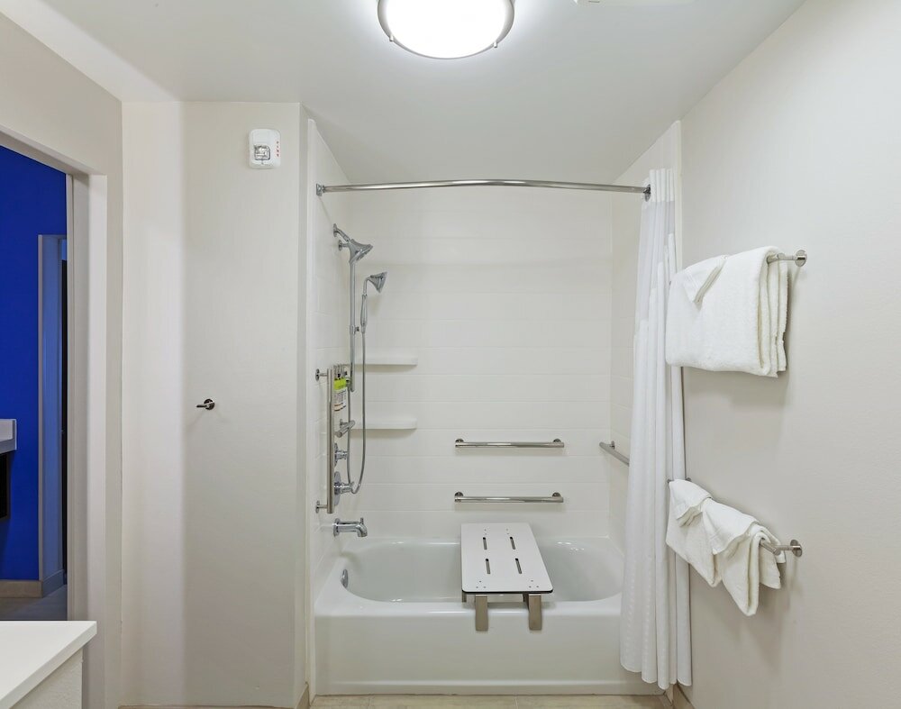 Фото Holiday Inn Express & Suites Tulsa South - Woodland Hills, an Ihg Hotel