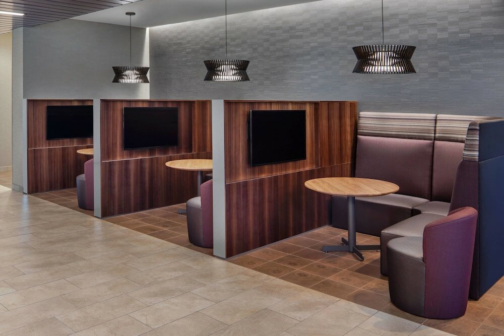 Фото Courtyard by Marriott Wayne Fairfield