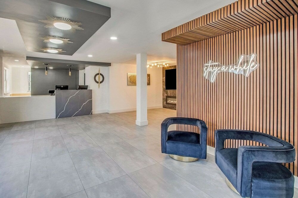 Фото HomeTowne Studios & Suites by Red Roof Columbia