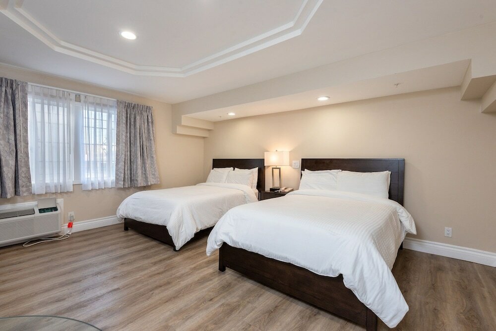 Фото Wilshire Crest Hotel