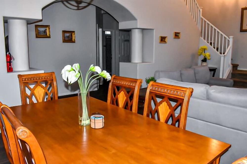 Фото Advantage Court