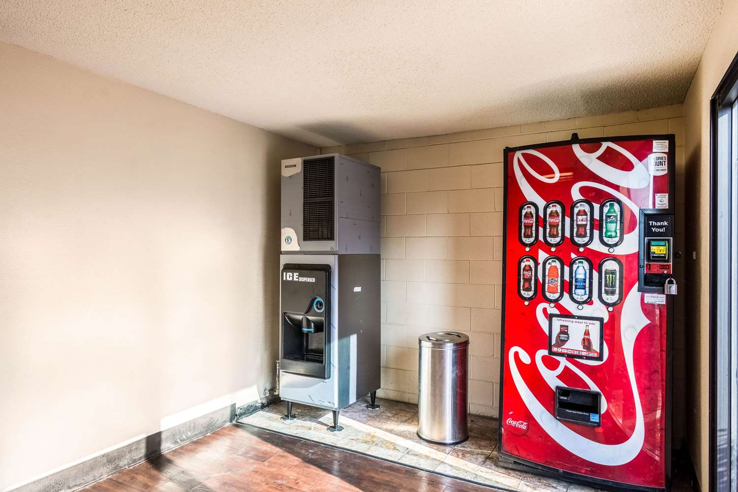 Фото Rodeway Inn & Suites