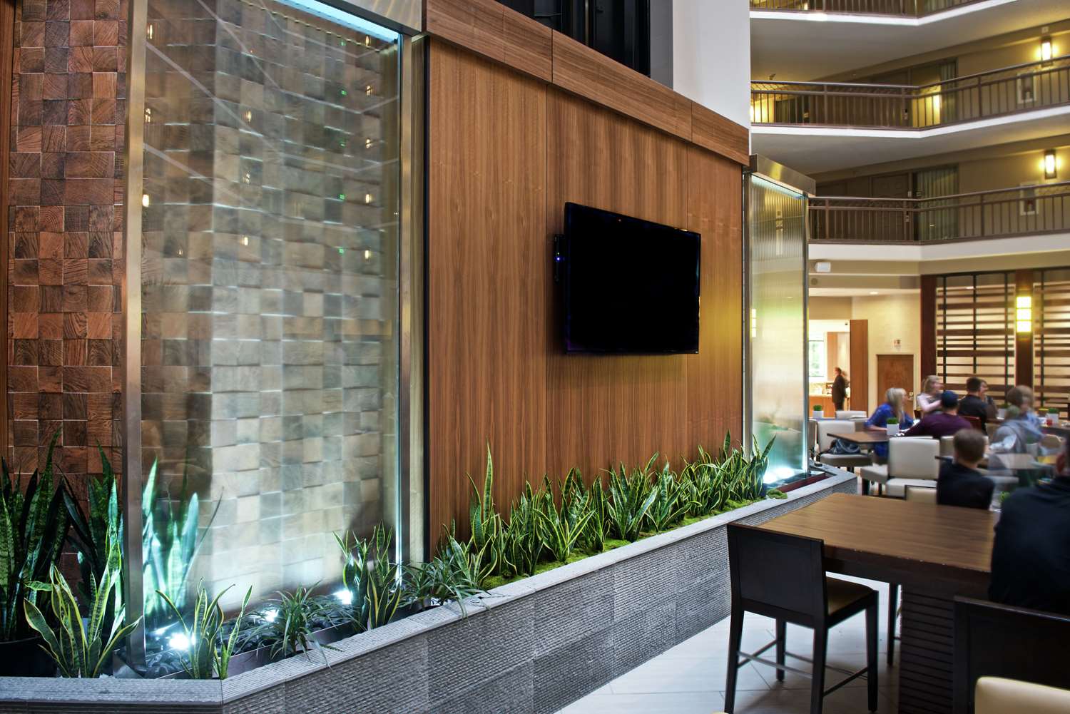 Фото Embassy Suites by Hilton Portland Washington Square