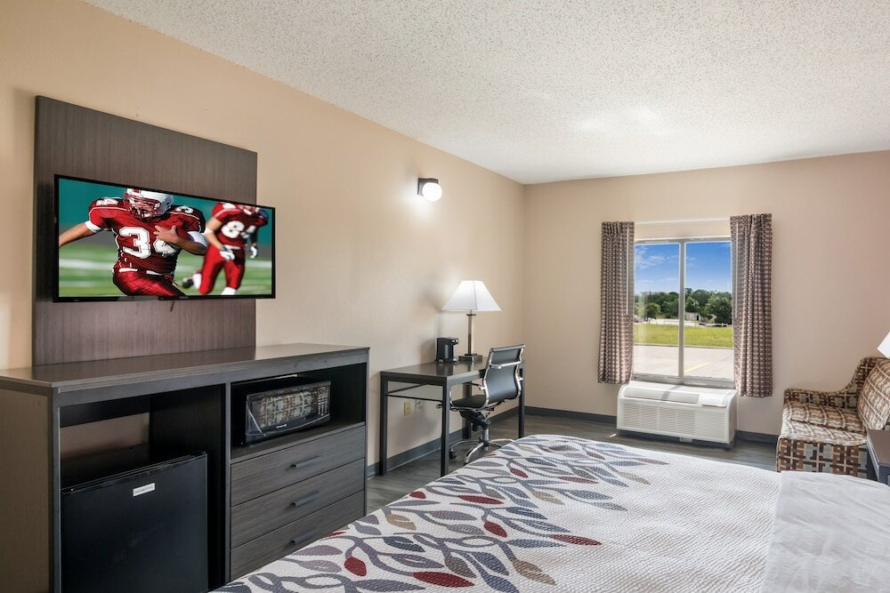 Фото Red Roof Inn & Suites Austin East - Manor