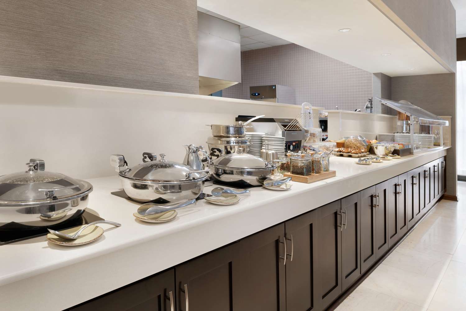 Фото DoubleTree by Hilton Milwaukee - Brookfield