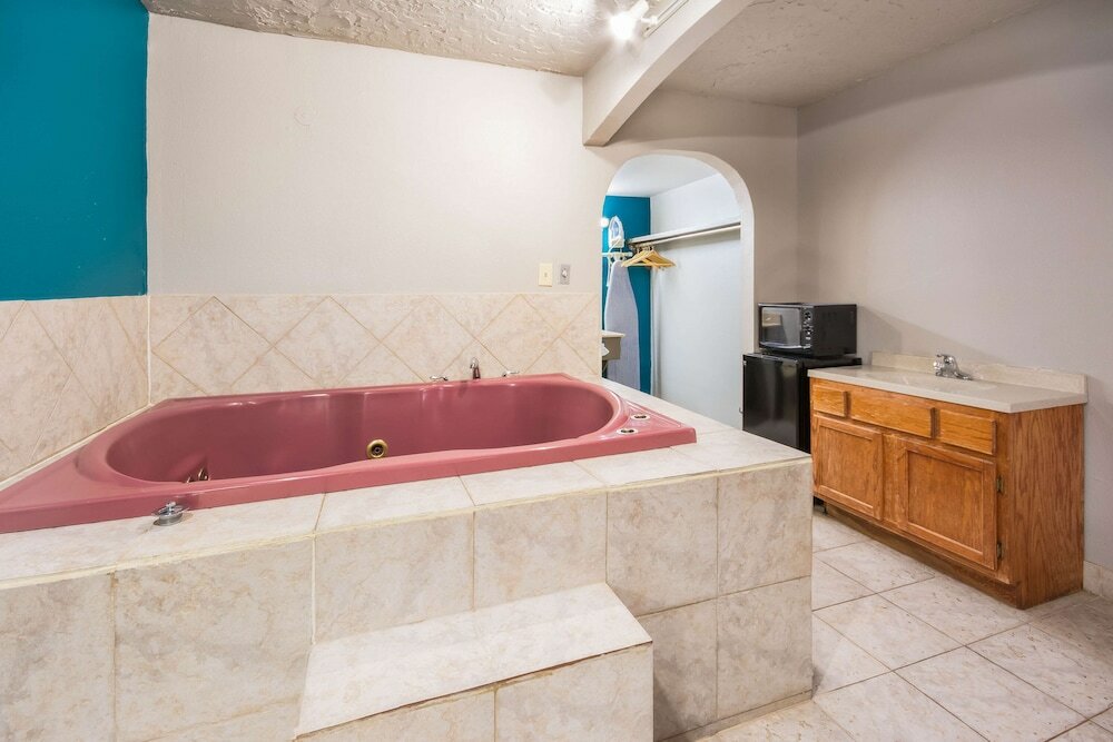 Фото Econo Lodge Inn & Suites