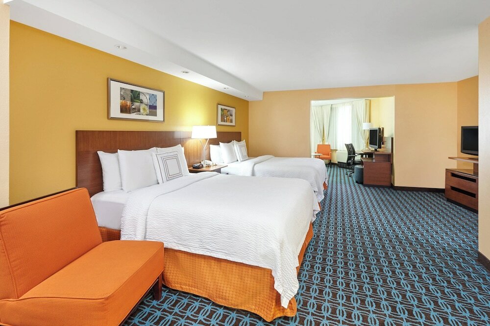 Фото Fairfield Inn & Suites by Marriott Lombard