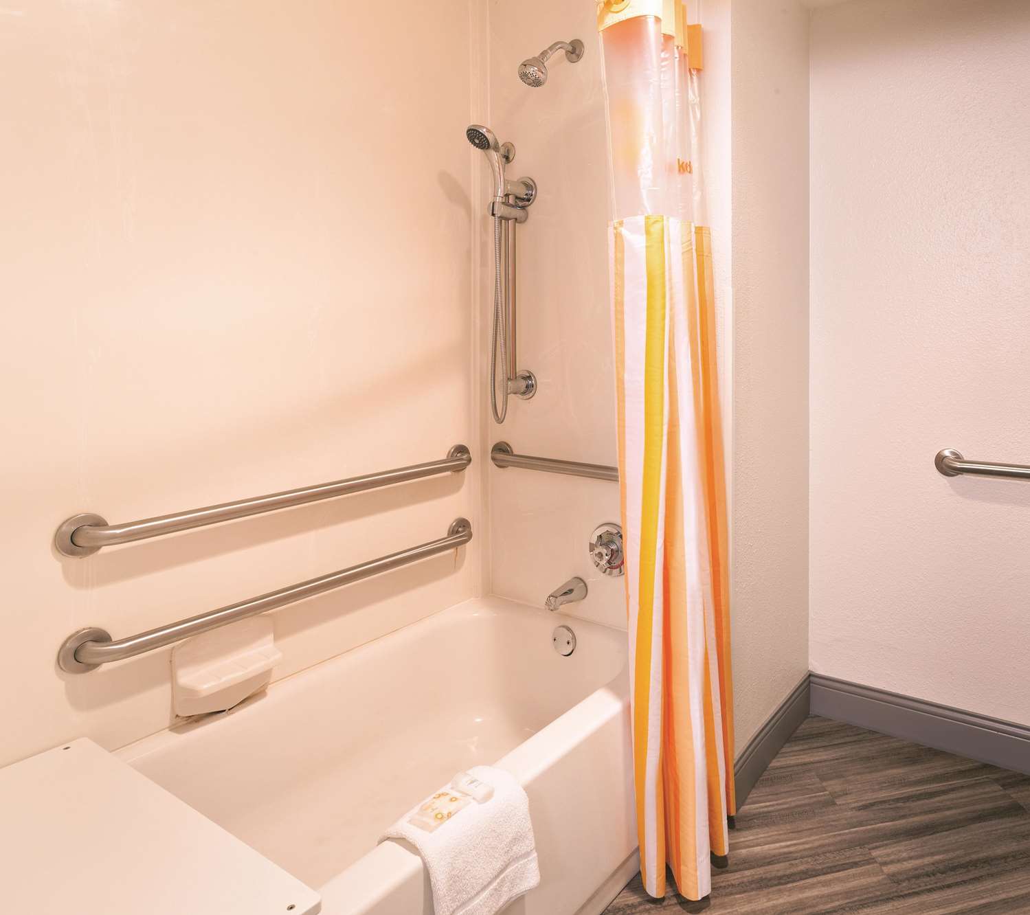 Фото La Quinta Inn & Suites by Wyndham Miami Airport East