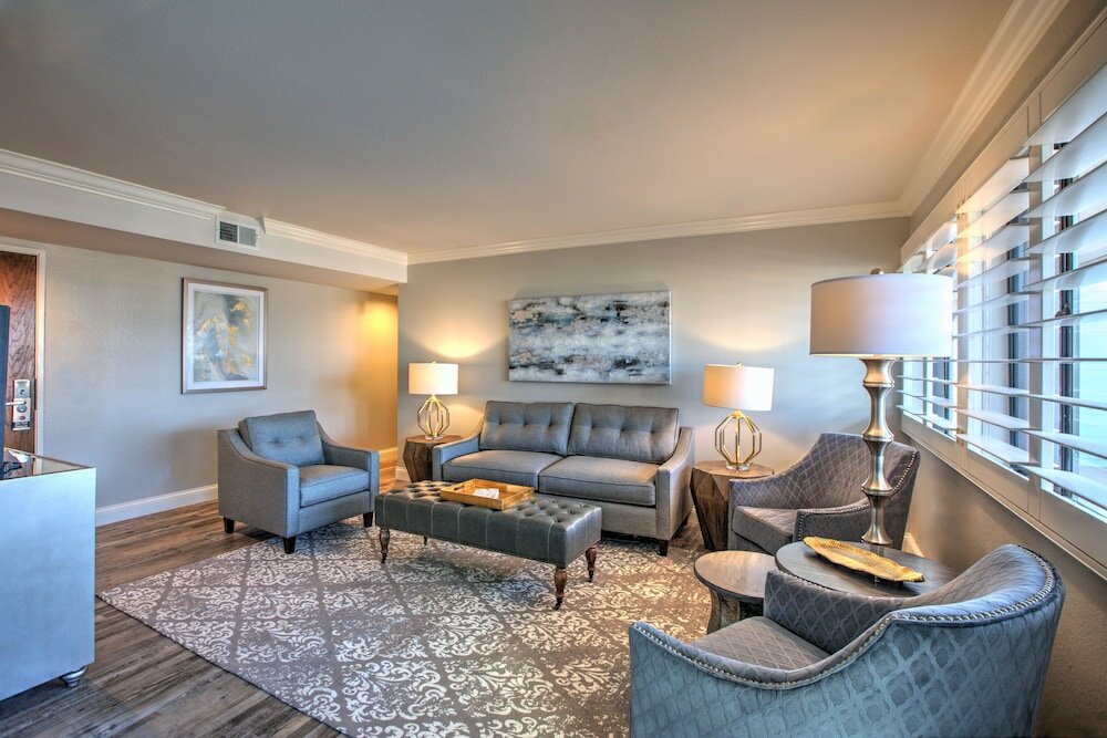 Фото 456 Embarcadero Inn & Suites