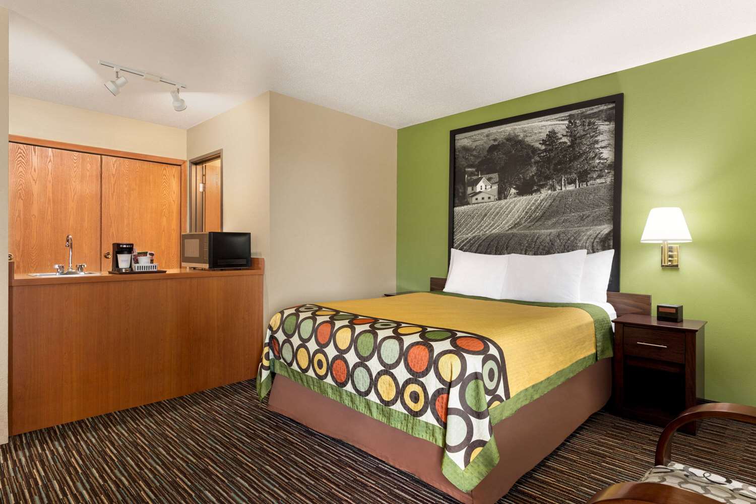 Фото Super 8 by Wyndham Germantown/Milwaukee