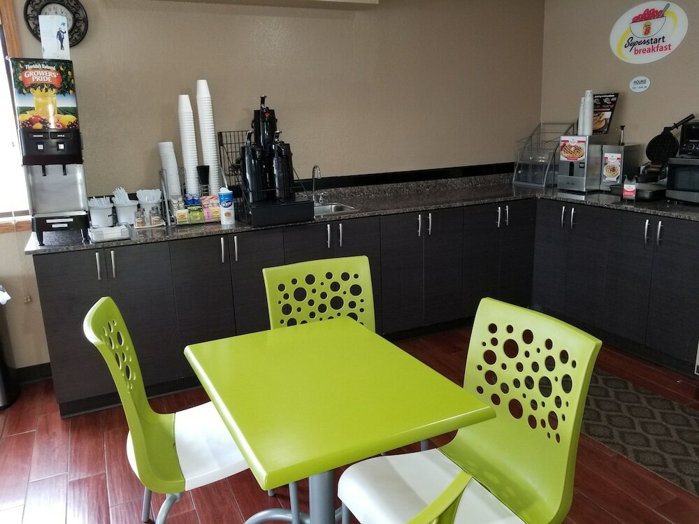 Фото Super 8 by Wyndham Delmont