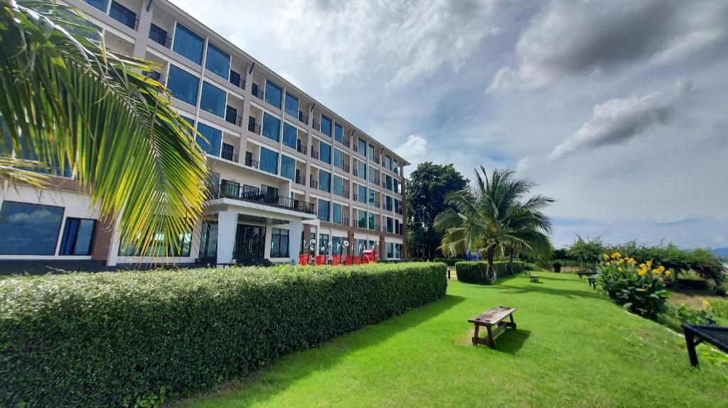 Фото The River Hotel