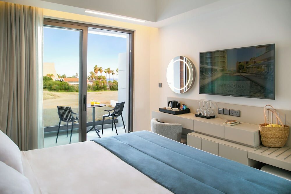 Фото Mercure Larnaca Beach Resort