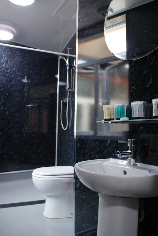 Фото The Liverpool Inn Hotel