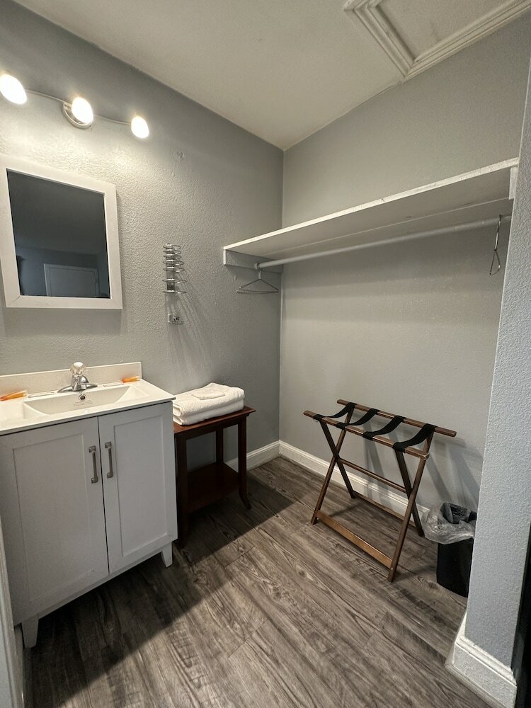 Фото Courtland Inn Motel