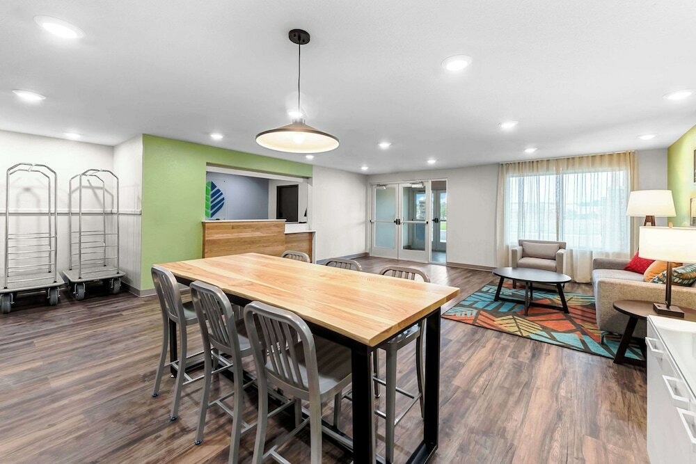 Фото Woodspring Suites Kansas City Airport
