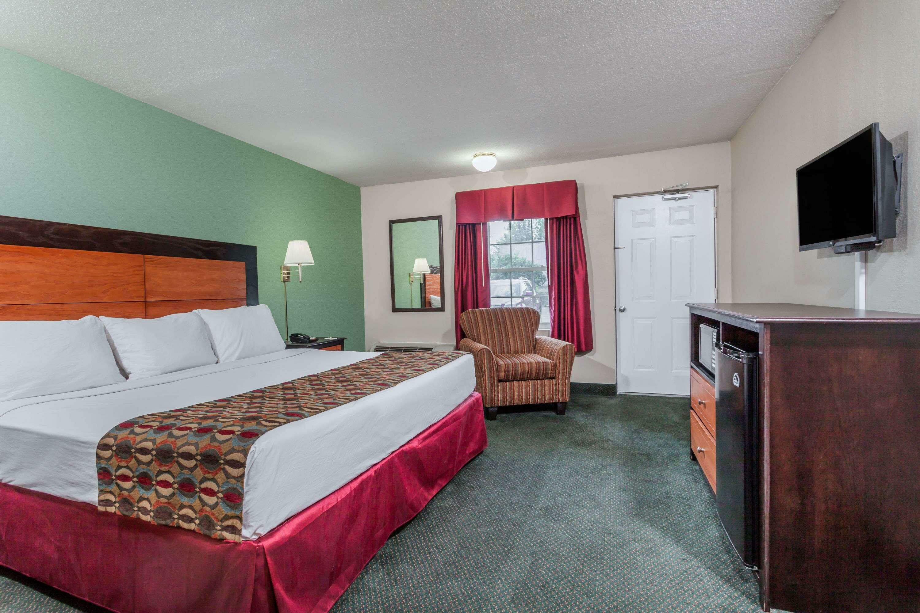 Фото Days Inn & Suites by Wyndham Lexington