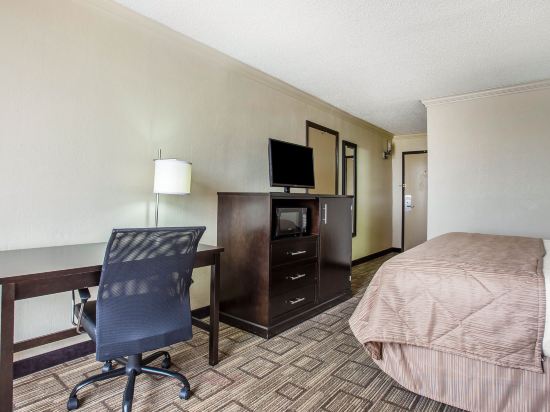 Фото Clarion Hotel Fort Mill Near Amusement Park