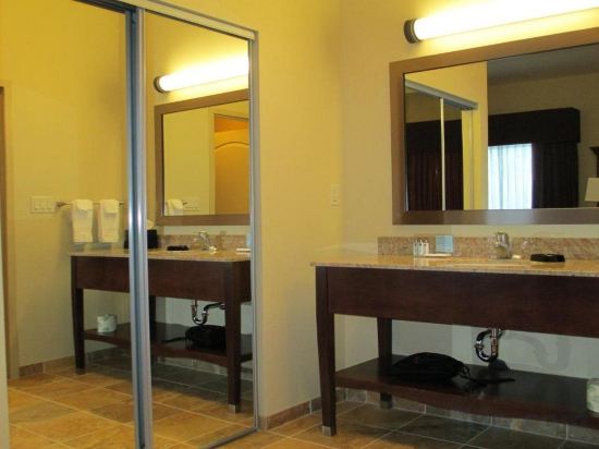 Фото Hampton Inn & Suites Minot Airport, Nd