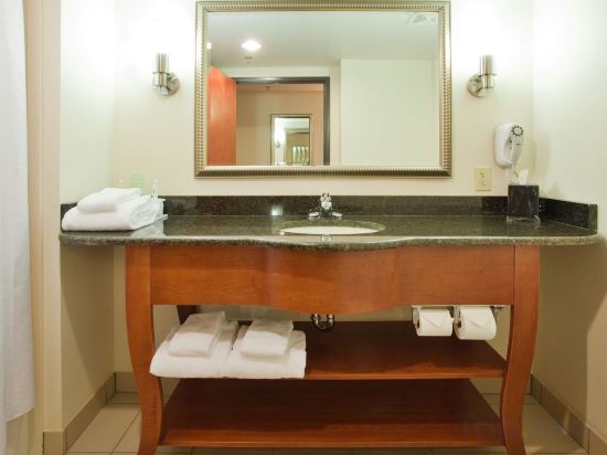 Фото Holiday Inn Express Hotel & Suites Fredericksburg, an Ihg Hotel